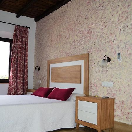 Apartamentos Turisticos - Hostal Los Alisos Aliseda Kültér fotó